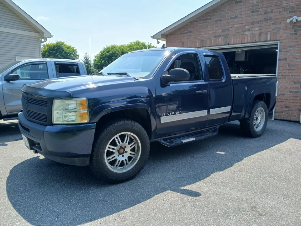Chevrolet Silverado 1500 2010 photo 2