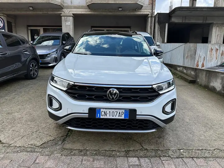 Volkswagen T-Roc 2023 photo 2