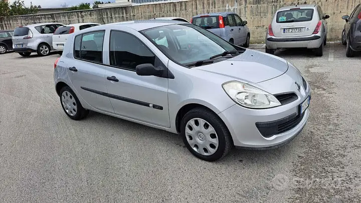 Renault Clio 2006 photo 2