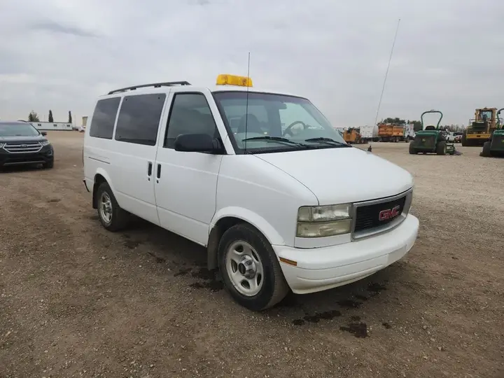 GMC Safari 2004 photo 2