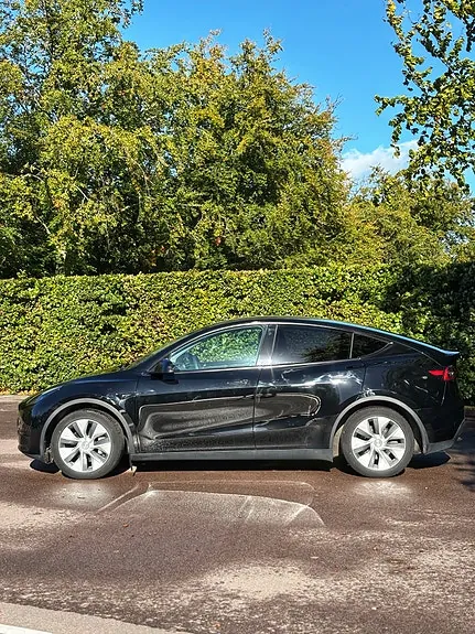 Tesla Model Y 2023 photo 2
