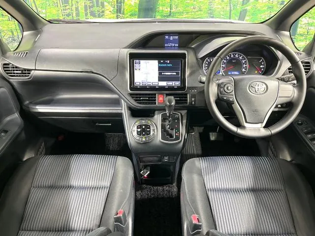 Toyota Voxy 2014 photo 2