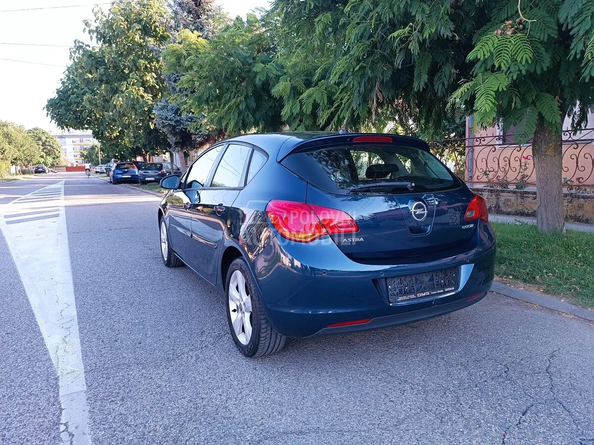 Opel Astra J 2011 photo 5