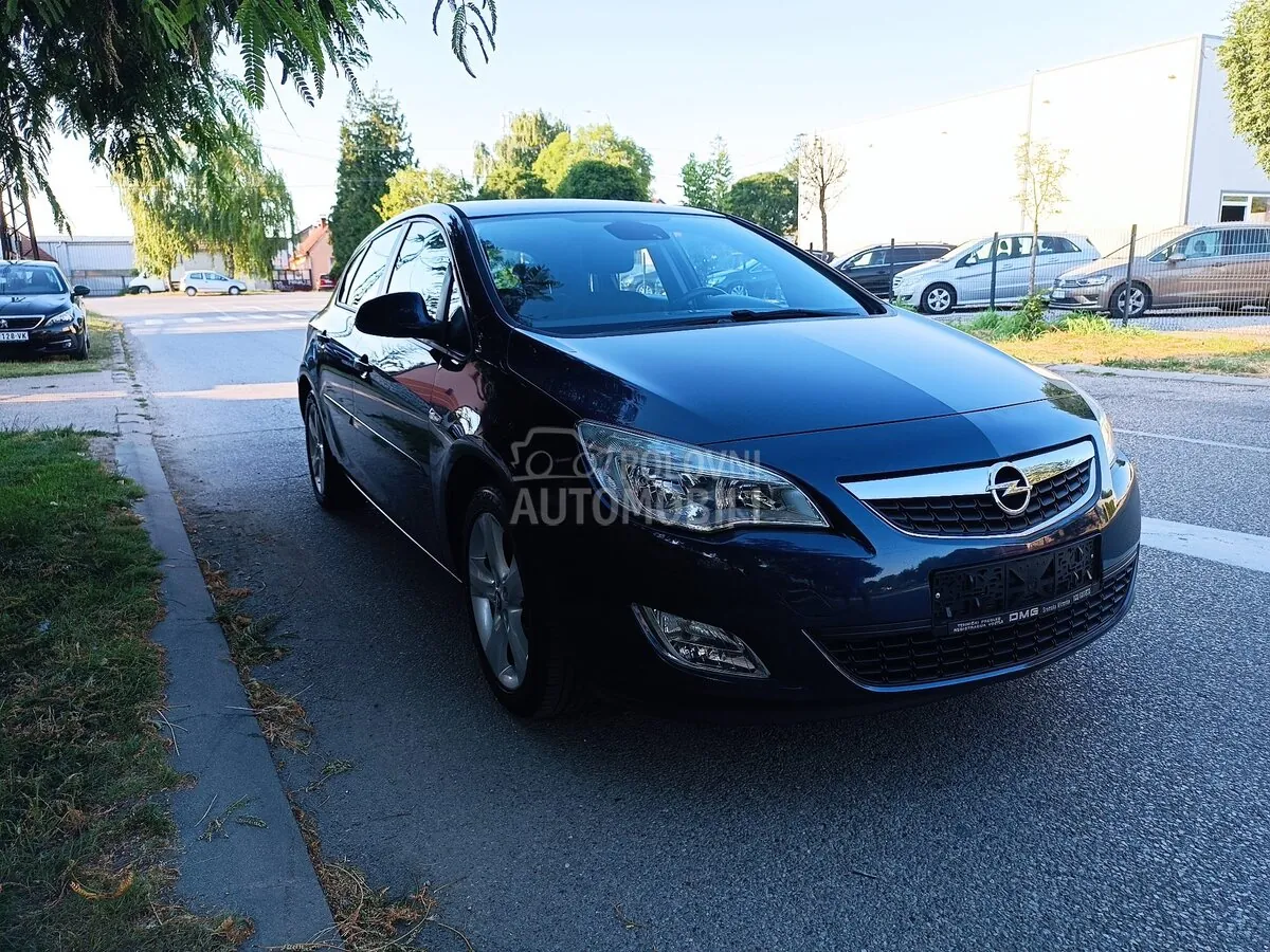 Opel Astra J 2011 photo 3