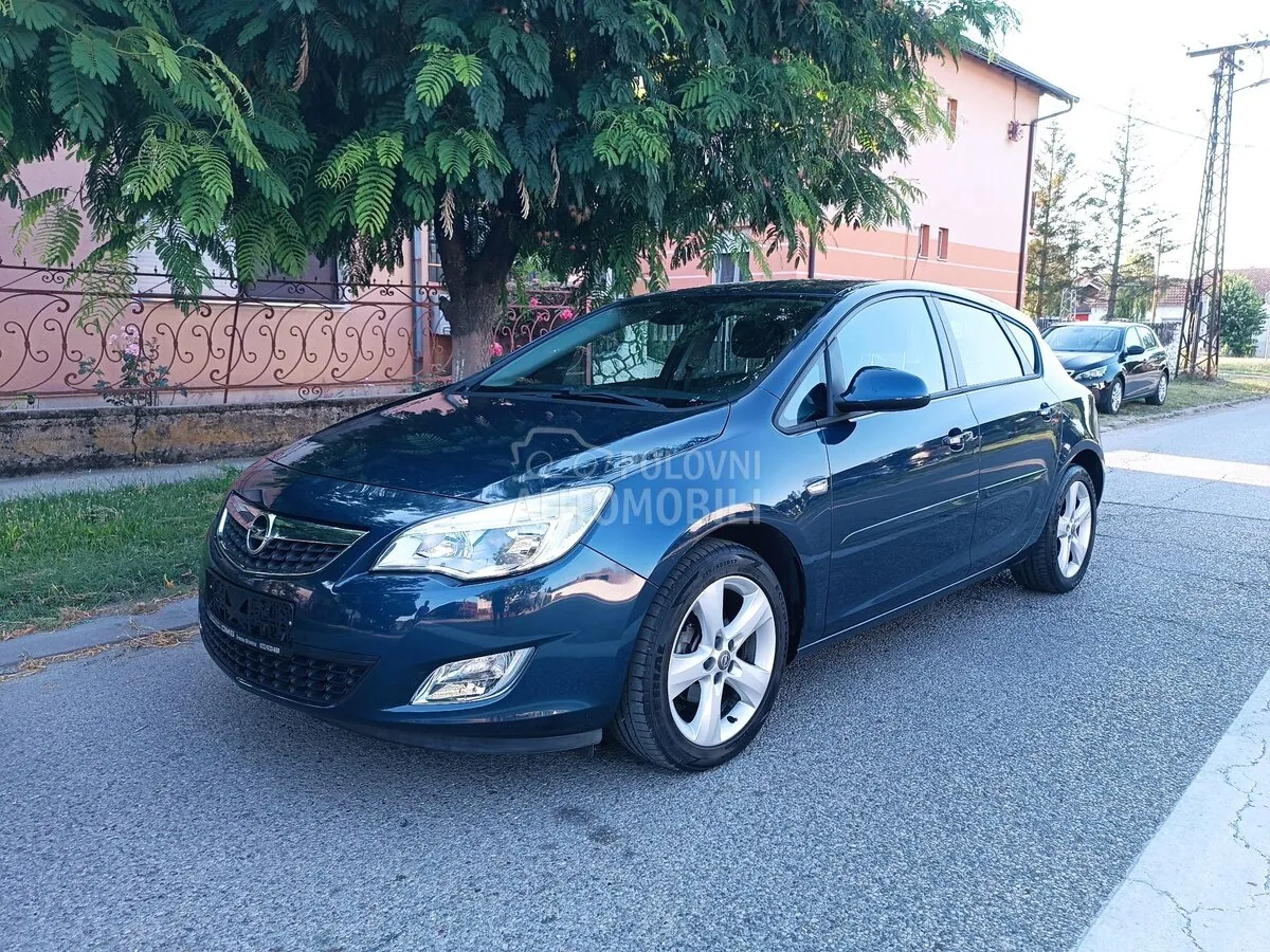 Opel Astra J 2011 photo 2