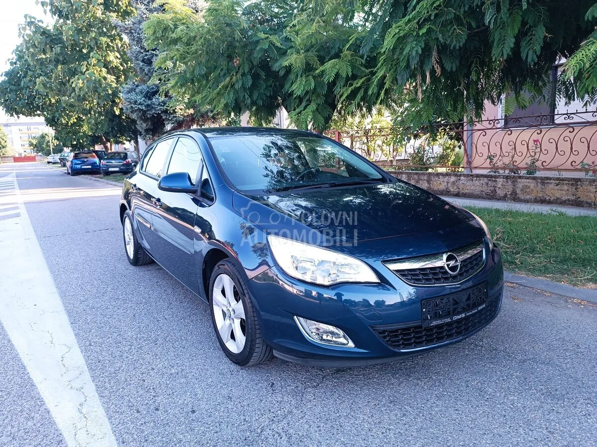 Opel Astra J 2011 photo 4