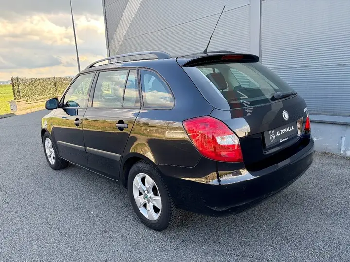 Skoda Fabia Combi 2009 photo 2