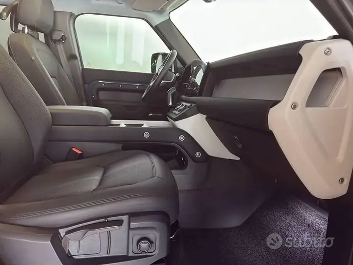 Land Rover Defender 2025 photo 3
