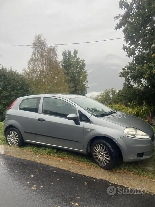 Fiat Grande Punto 2011 photo 3