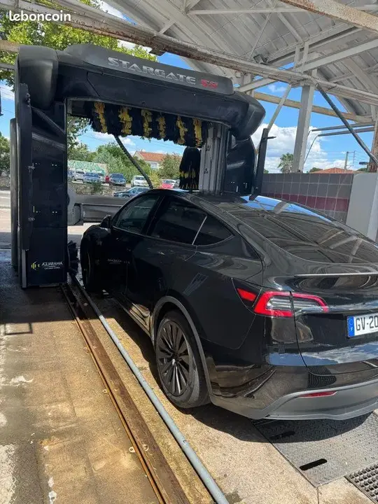 Tesla Model Y 2023 photo 2