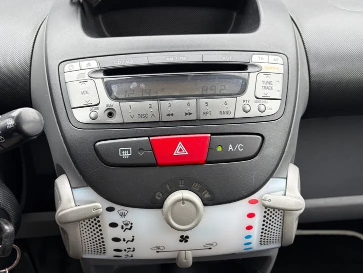 Peugeot 107 2011 photo 2