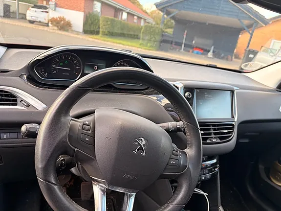 Peugeot 208 2014 photo 3