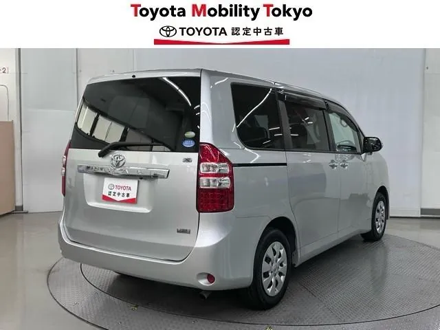 Toyota Noa 2011 photo 2
