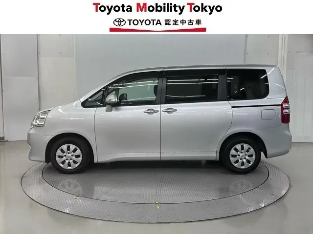 Toyota Noa 2011 photo 3
