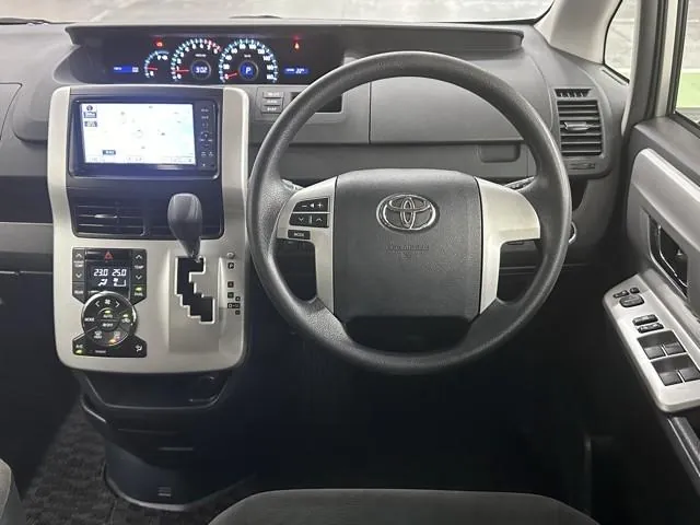 Toyota Noa 2011 photo 4