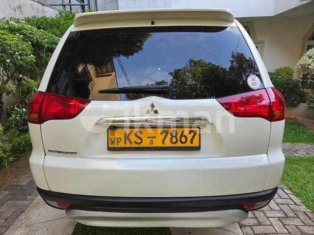 Mitsubishi Montero 2012 photo 2