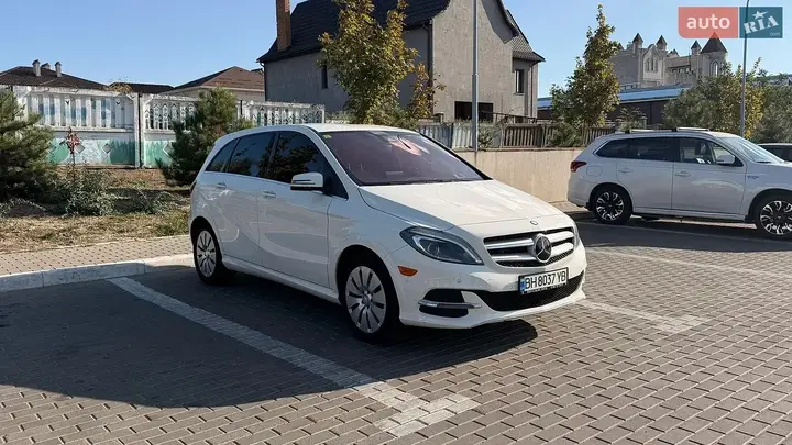 Mercedes-Benz B-Class 2015 photo 3