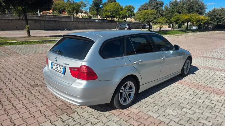 BMW 318 2009 photo 4