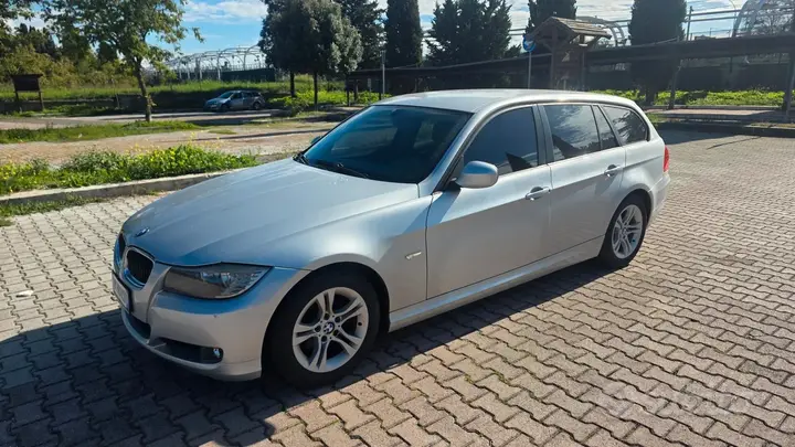 BMW 318 2009 photo 3