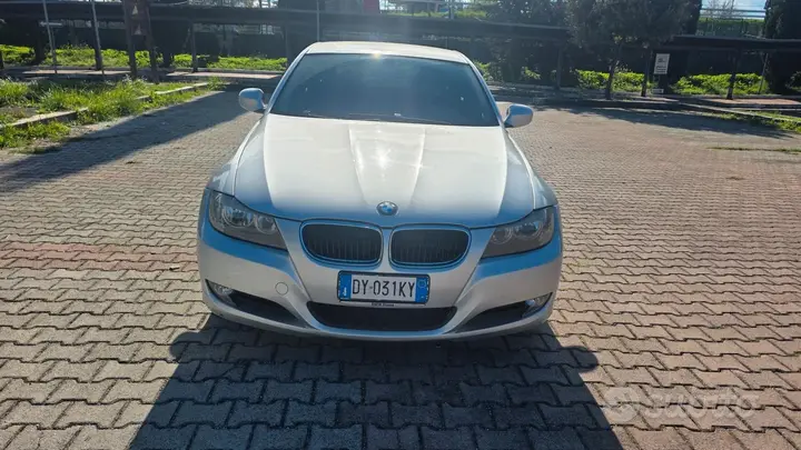BMW 318 2009 photo 2