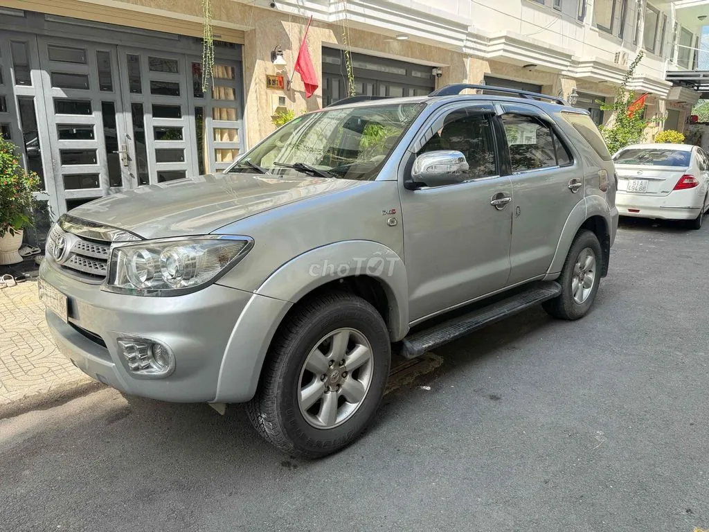 Toyota Fortuner 2010 photo 3