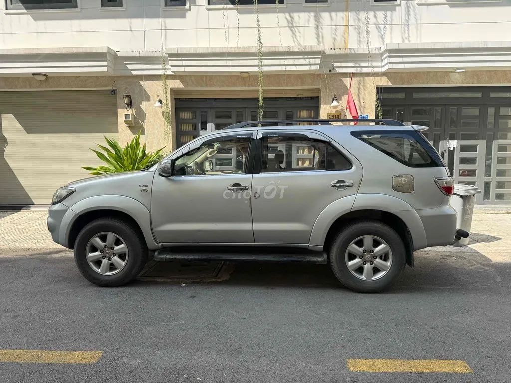Toyota Fortuner 2010 photo 2