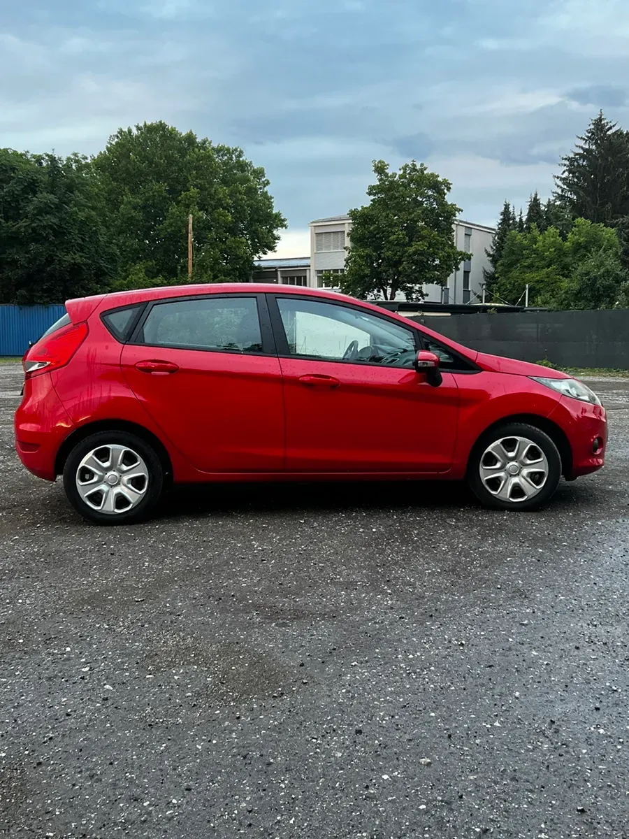 Ford Fiesta 2010 photo 2