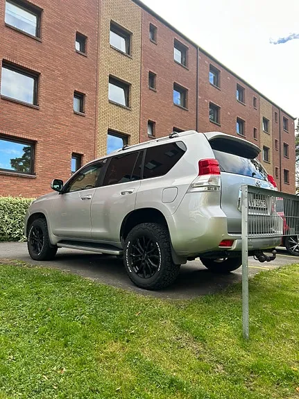Toyota Land Cruiser 2010 photo 2