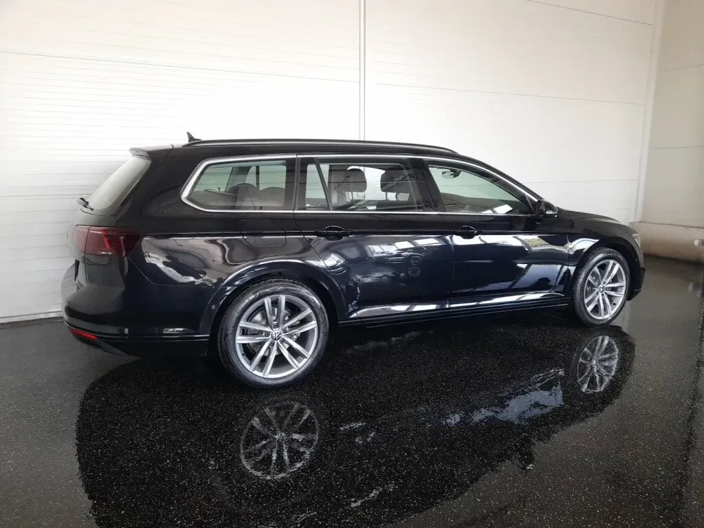 Volkswagen Passat 2023 photo 2