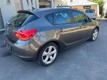 Opel Astra 2011 photo 2