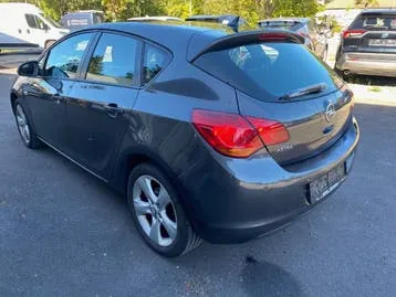 Opel Astra 2011 photo 3