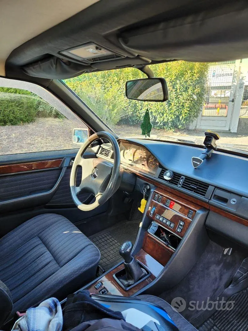 Mercedes-Benz W124 1992 photo 4