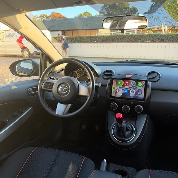 Mazda 2 2011 photo 3
