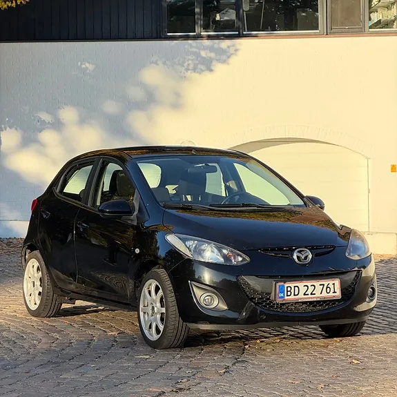 Mazda 2 2011 photo 2