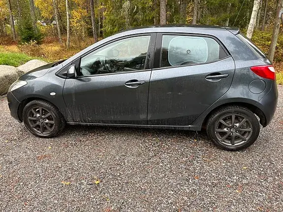 Mazda 2 2011 photo 3