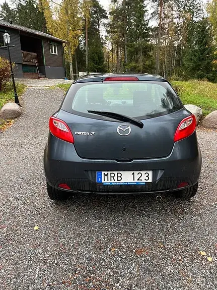 Mazda 2 2011 photo 2