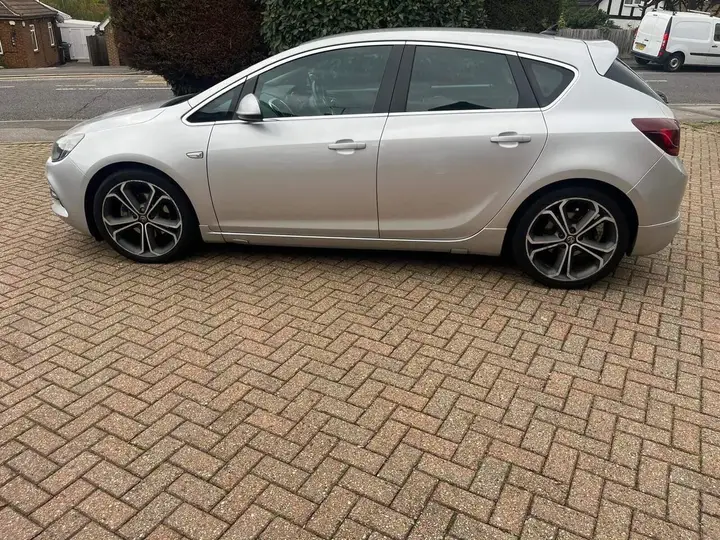 Vauxhall Astra 2015 photo 2