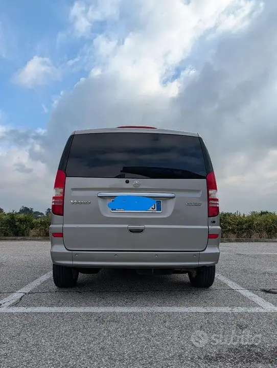 Mercedes-Benz Viano 2011 photo 2