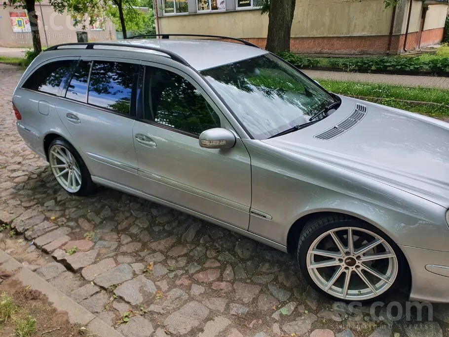 Mercedes-Benz E220 2004 photo 2