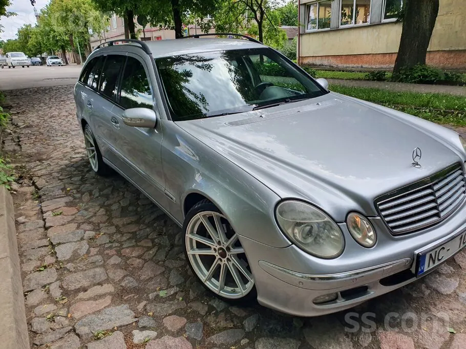 Mercedes-Benz E220 2004 photo 3