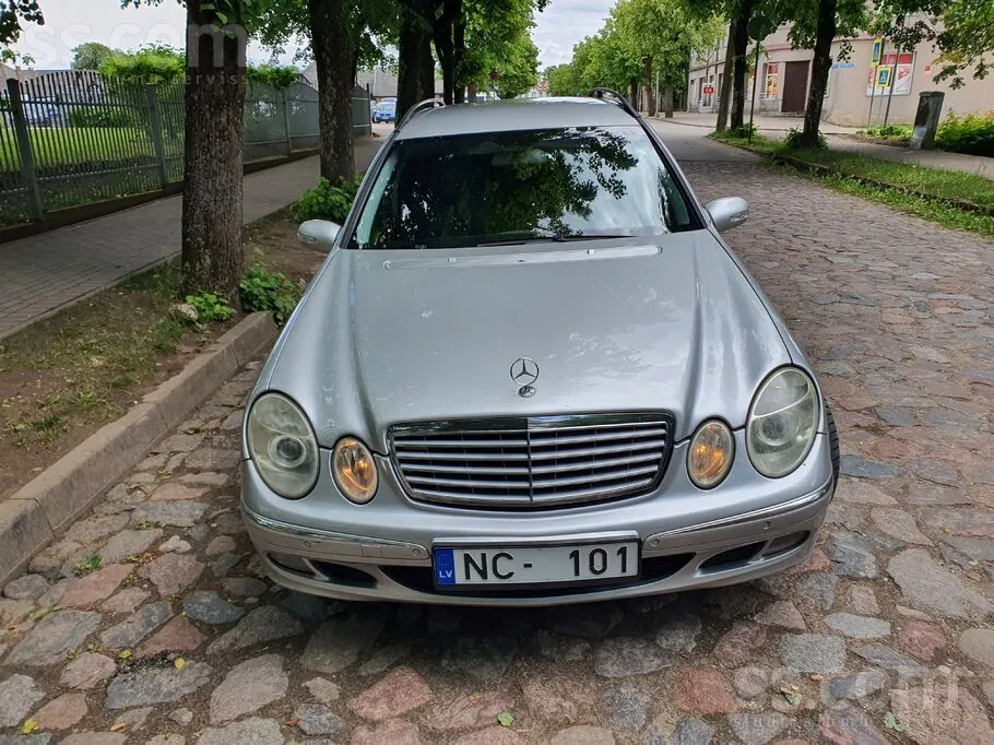 Mercedes-Benz E220 2004 photo 4