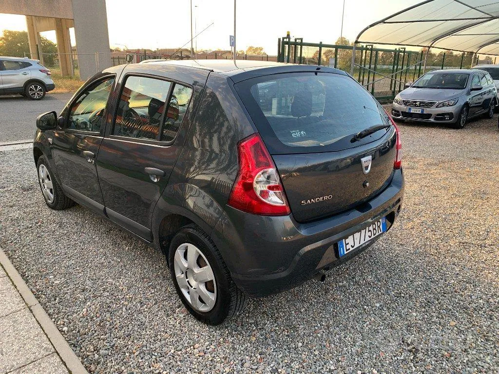 Dacia Sandero 2011 photo 3
