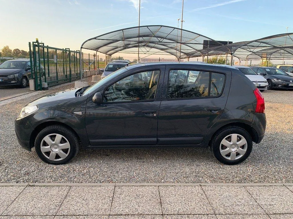 Dacia Sandero 2011 photo 2