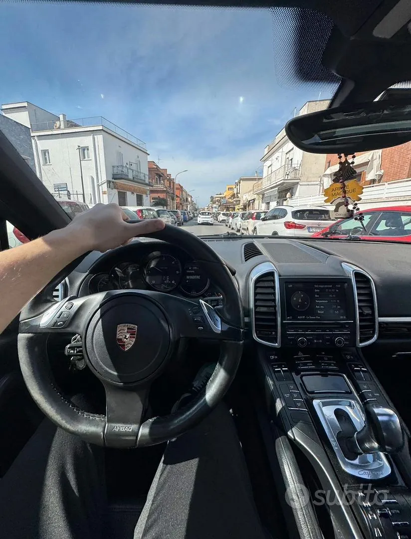 Porsche Cayenne 2011 photo 2