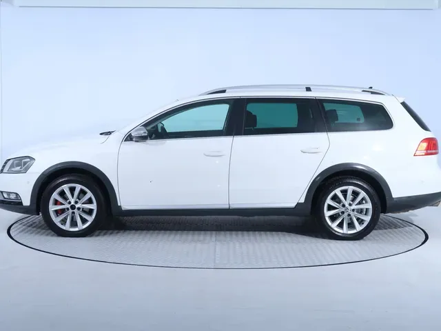 Volkswagen Passat Variant 2013 photo 2
