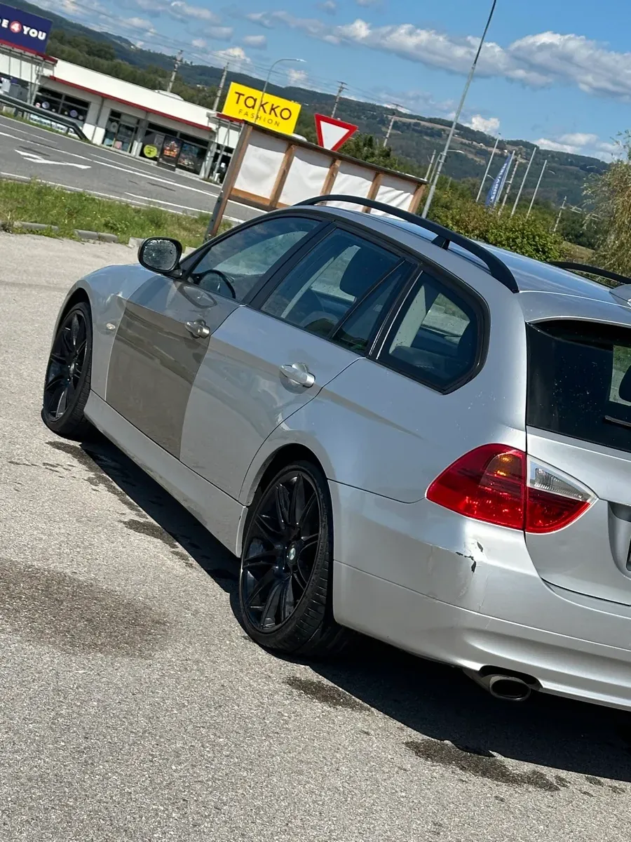 BMW 3 Series 2009 photo 2