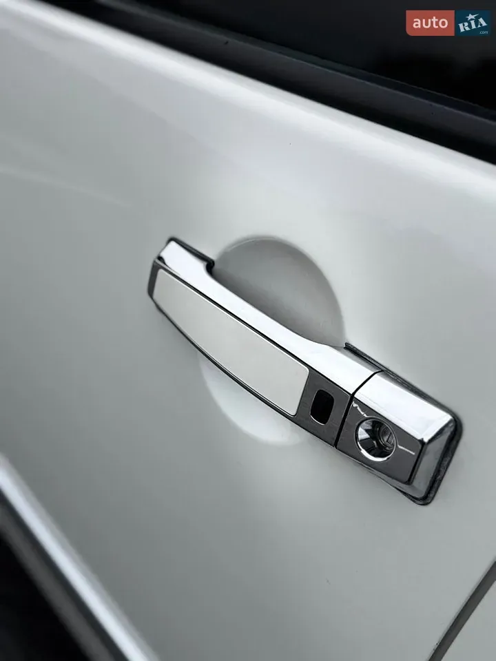 Nissan Armada 2013 photo 5