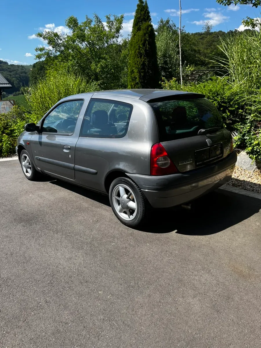 Renault Clio 2002 photo 2