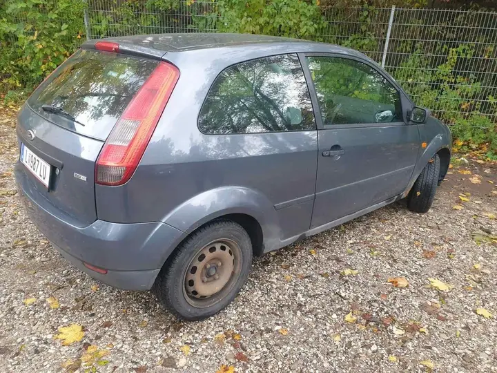 Ford Fiesta Ambiente 2004 photo 2