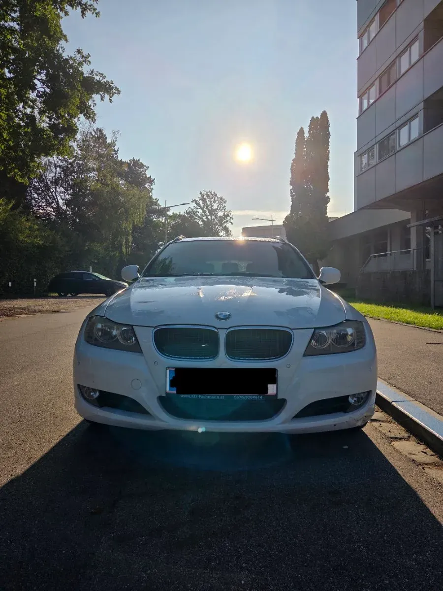 BMW 3 Series 2011 photo 2